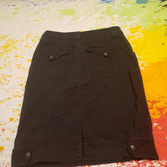 Fashion Bug Skirt. Size 6.  Cotton and Spandex. Slit in back. Pockets, zippers - Picture 2 of 3